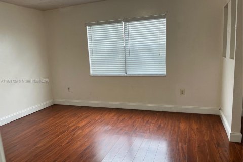 Condo in North Miami, Florida, 1 bedroom  № 2018899 - photo 3