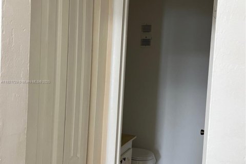 Condo in North Miami, Florida, 1 bedroom  № 2018899 - photo 6