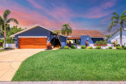 House in Sarasota, Florida 3 bedrooms, 240.99 sq.m. № 1787776 - photo 1