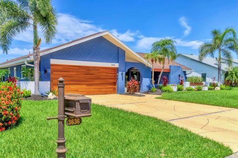House in Sarasota, Florida 3 bedrooms, 240.99 sq.m. № 1787776 - photo 4