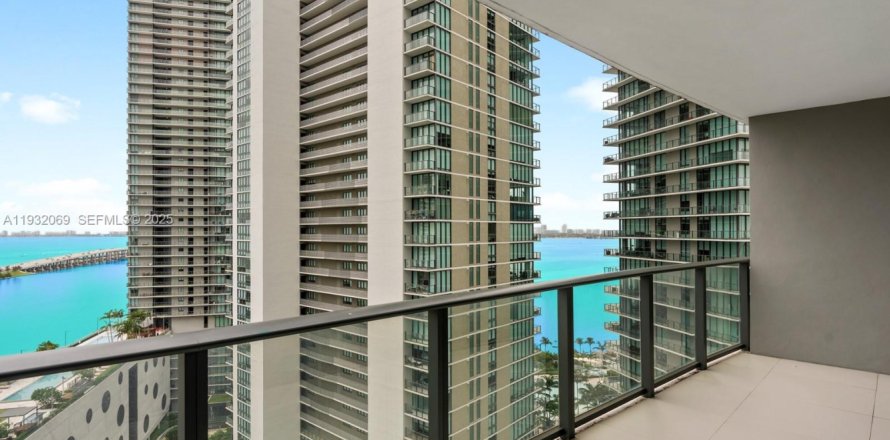 Кондоминиум с 1 спальней в Майами, Флорида № 1990583