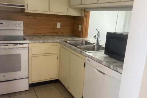 Condo in Oakland Park, Florida, 2 bedrooms  № 2057770 - photo 4