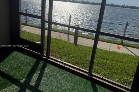 Condo in Oakland Park, Florida, 2 bedrooms  № 2057770 - photo 8