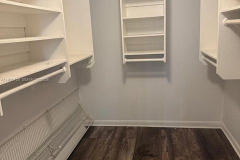 Condo in Oakland Park, Florida, 2 bedrooms  № 2057770 - photo 9