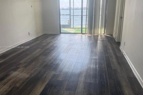 Condo in Oakland Park, Florida, 2 bedrooms  № 2057770 - photo 5