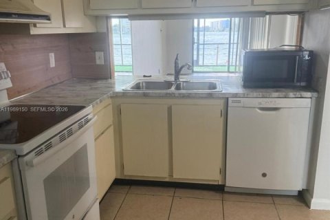 Condo in Oakland Park, Florida, 2 bedrooms  № 2057770 - photo 2