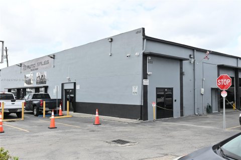Propiedad comercial en venta en Miami, Florida № 1945323 - foto 3