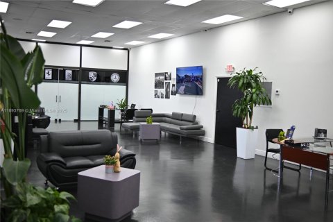 Propiedad comercial en venta en Miami, Florida № 1945323 - foto 7
