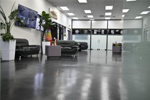 Propiedad comercial en venta en Miami, Florida № 1945323 - foto 11