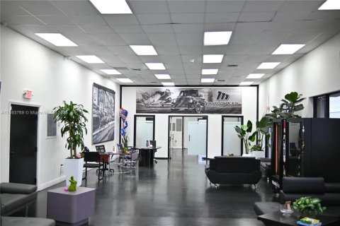 Propiedad comercial en venta en Miami, Florida № 1945323 - foto 6