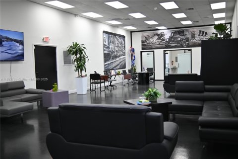 Propiedad comercial en venta en Miami, Florida № 1945323 - foto 9