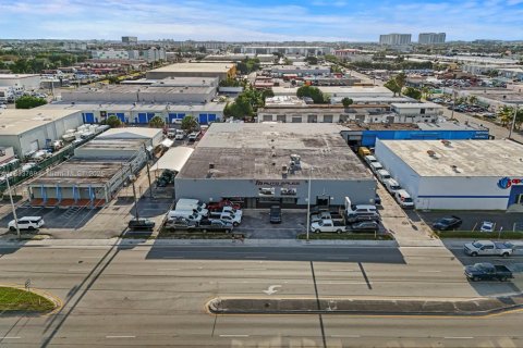 Propiedad comercial en venta en Miami, Florida № 1945323 - foto 1