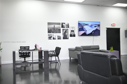 Propiedad comercial en venta en Miami, Florida № 1945323 - foto 10