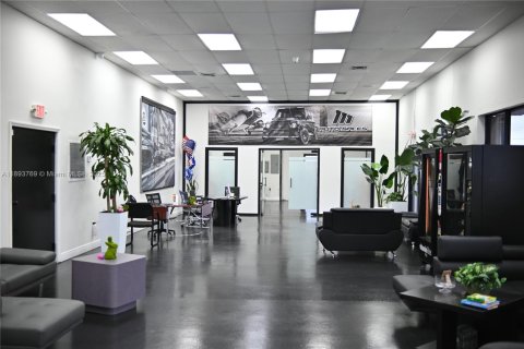 Propiedad comercial en venta en Miami, Florida № 1945323 - foto 5