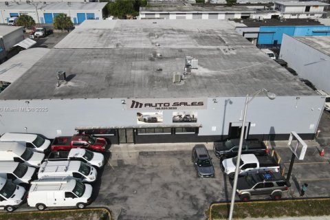 Propiedad comercial en venta en Miami, Florida № 1945323 - foto 2