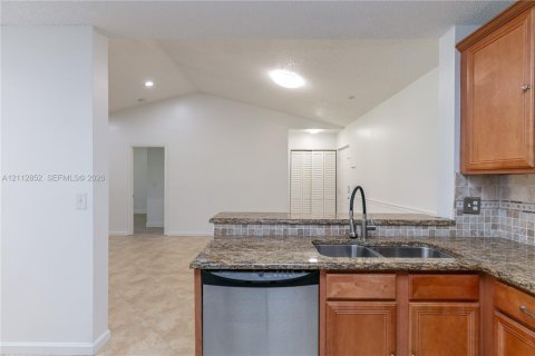 Copropriété à louer à Coral Springs, Floride: 2 chambres, 102.75 m2 № 2436292 - photo 4