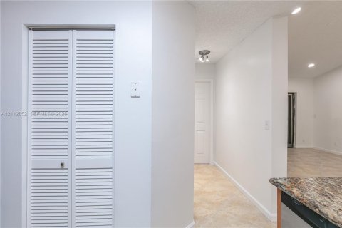 Copropriété à louer à Coral Springs, Floride: 2 chambres, 102.75 m2 № 2436292 - photo 9