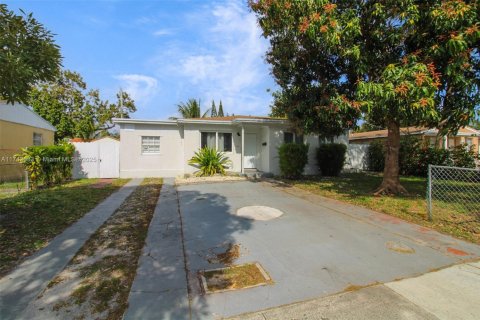 House in North Miami Beach, Florida 3 bedrooms, 117.99 sq.m. № 1705357 - photo 1