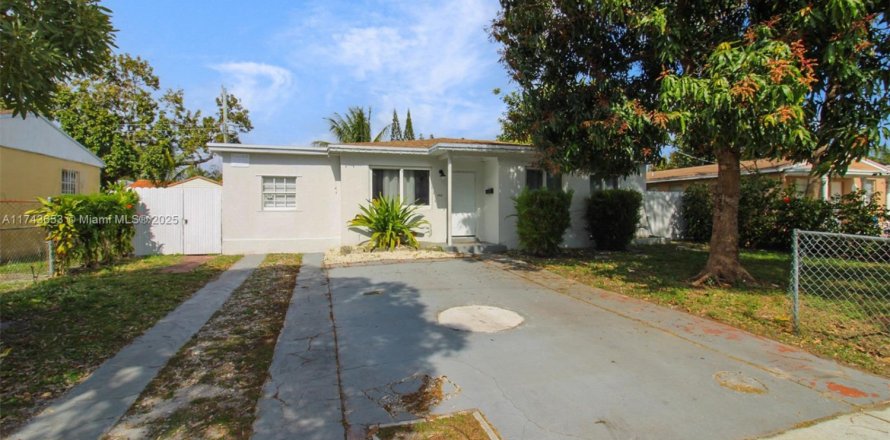 House in North Miami Beach, Florida 3 bedrooms, 117.99 sq.m. № 1705357