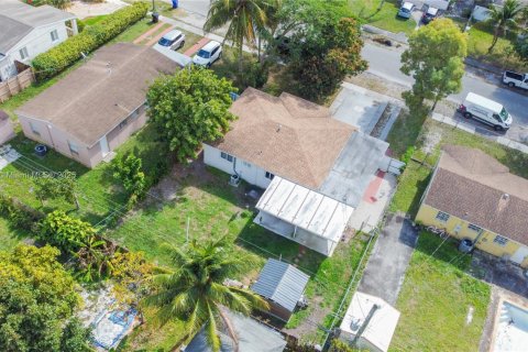 House in North Miami Beach, Florida 3 bedrooms, 117.99 sq.m. № 1705357 - photo 6