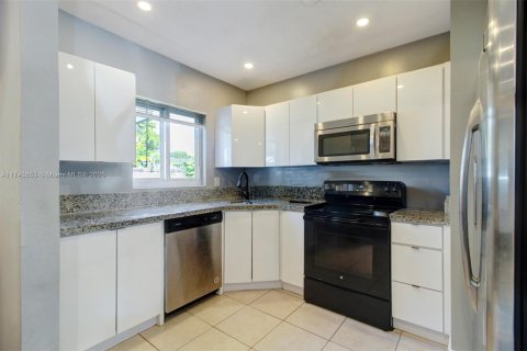 House in North Miami Beach, Florida 3 bedrooms, 117.99 sq.m. № 1705357 - photo 8