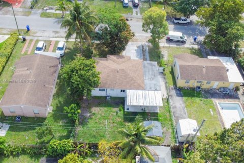 House in North Miami Beach, Florida 3 bedrooms, 117.99 sq.m. № 1705357 - photo 7