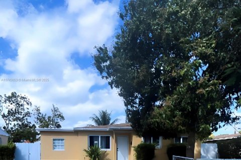 House in North Miami Beach, Florida 3 bedrooms, 117.99 sq.m. № 1705357 - photo 2
