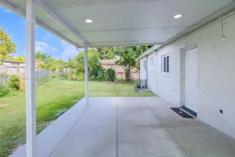 House in North Miami Beach, Florida 3 bedrooms, 117.99 sq.m. № 1705357 - photo 11