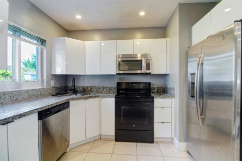 House in North Miami Beach, Florida 3 bedrooms, 117.99 sq.m. № 1705357 - photo 9