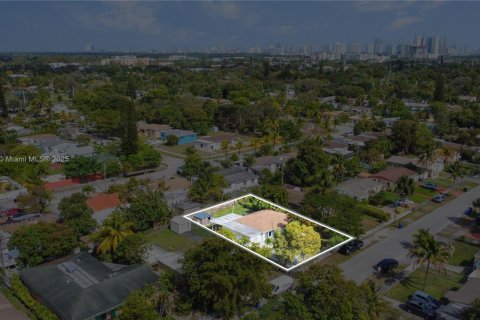 House in North Miami Beach, Florida 3 bedrooms, 117.99 sq.m. № 1705357 - photo 5
