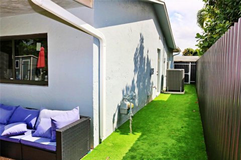 House in Miramar, Florida 3 bedrooms, 192.03 sq.m. № 2244904 - photo 9