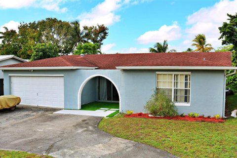 House in Miramar, Florida 3 bedrooms, 192.03 sq.m. № 2244904