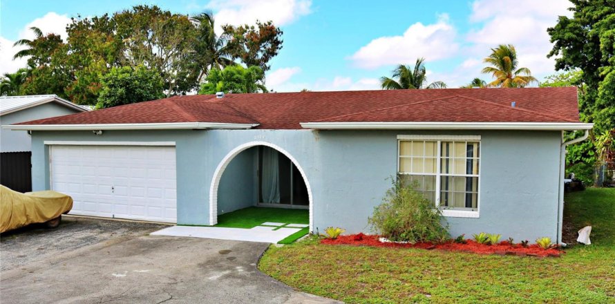House in Miramar, Florida 3 bedrooms, 192.03 sq.m. № 2244904
