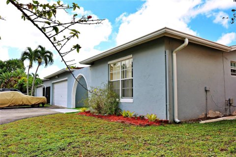 House in Miramar, Florida 3 bedrooms, 192.03 sq.m. № 2244904 - photo 2