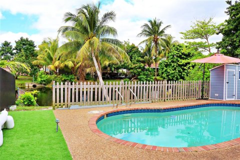 House in Miramar, Florida 3 bedrooms, 192.03 sq.m. № 2244904 - photo 11