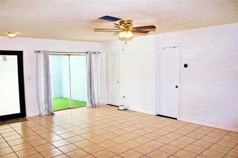 House in Miramar, Florida 3 bedrooms, 192.03 sq.m. № 2244904 - photo 15