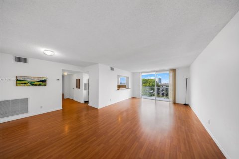 Купить кондоминиум в Халландейл-Бич, Флорида 1 спальня, 85.47м2, № 1944042 - фото 3