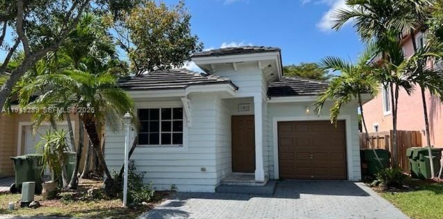 House in Homestead, Florida 3 bedrooms, 128.76 sq.m. № 2052916