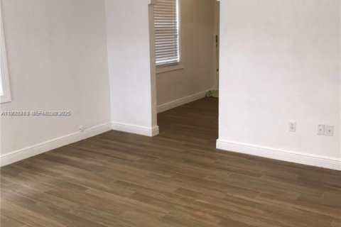 Propiedad comercial en venta en Miami, Florida, 151.99 m2 № 1986500 - foto 9