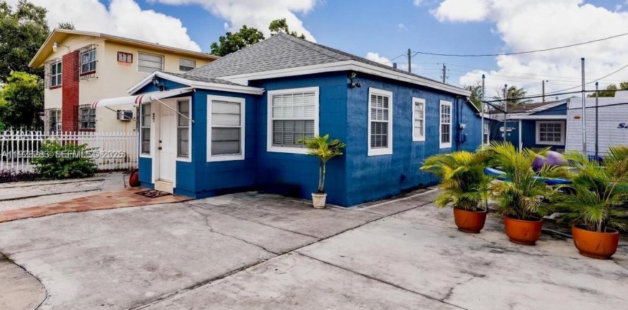 Propiedad comercial en Miami, Florida 151.99 m2 № 1986500