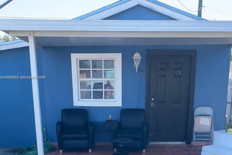 Propiedad comercial en venta en Miami, Florida, 151.99 m2 № 1986500 - foto 3