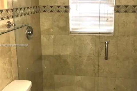 Propiedad comercial en venta en Miami, Florida, 151.99 m2 № 1986500 - foto 14