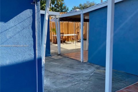 Propiedad comercial en venta en Miami, Florida, 151.99 m2 № 1986500 - foto 12