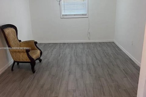 Propiedad comercial en venta en Miami, Florida, 151.99 m2 № 1986500 - foto 5