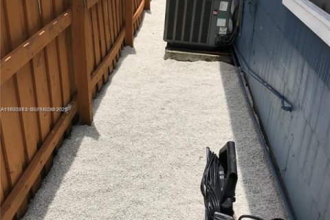 Propiedad comercial en venta en Miami, Florida, 151.99 m2 № 1986500 - foto 13