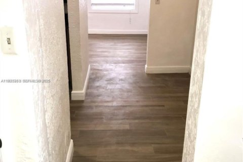 Propiedad comercial en venta en Miami, Florida, 151.99 m2 № 1986500 - foto 10