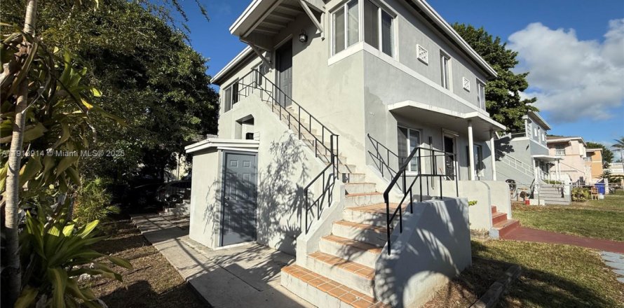 House in Miami, Florida 3 bedrooms, 190.26 sq.m. № 1968961
