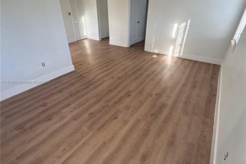 House in Miami, Florida 3 bedrooms, 190.26 sq.m. № 1968961 - photo 2