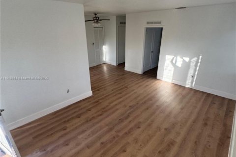 House in Miami, Florida 3 bedrooms, 190.26 sq.m. № 1968961 - photo 3