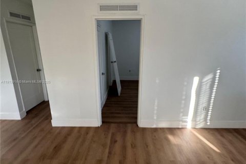 House in Miami, Florida 3 bedrooms, 190.26 sq.m. № 1968961 - photo 4